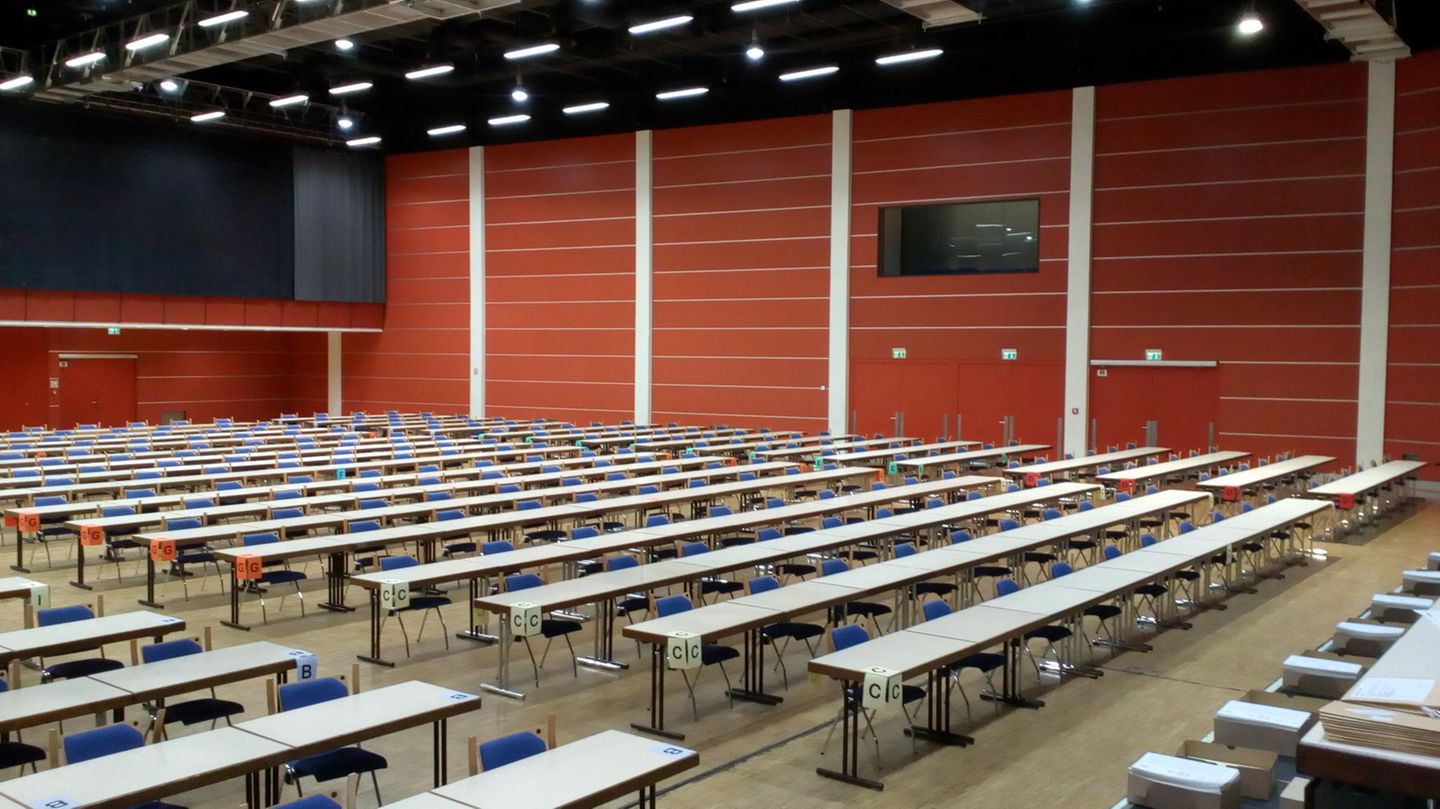 Halle für Medizin-Eignungstests mit vielen leeren Sitzreihen