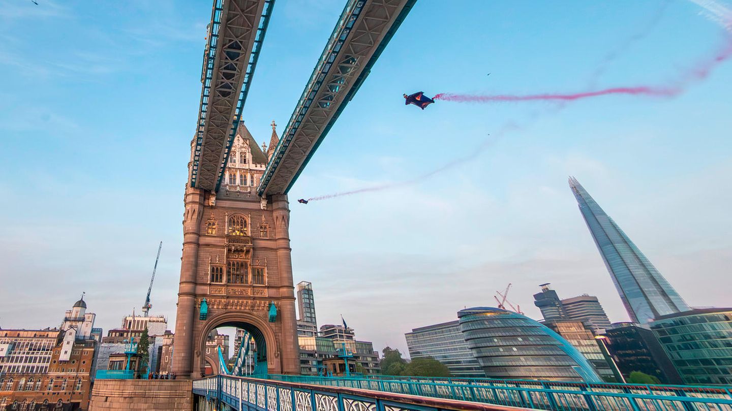 Waghalsiger Stunt: Extremsportler fliegen erstmals mit Wingsuit durch Londoner Tower Bridge
