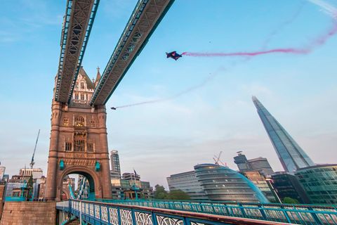 Erstmals ist die fast 130 Jahre alte Londoner Tower Bridge von Menschen durchflogen worden