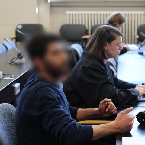 Der Angeklagte Salman E. neben seiner Verteidigerin im Hamburger Landgericht