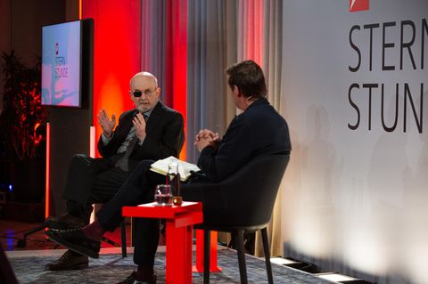 Sir Salman Rushdie (l.) im Gespräch mit stern-Chefredakteur Gregor Peter Schmitz