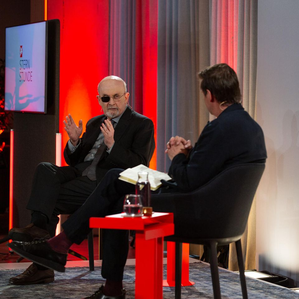 Sir Salman Rushdie (l.) im Gespräch mit stern-Chefredakteur Gregor Peter Schmitz