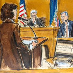 Staatsanwältin Susan Hoffinge befragt den Zeugen Michael Cohen. Donald Trump sitzt links von ihr, Richter Juan Merchan in der Mitte - illustriert von einer Gerichtszeichnerin.