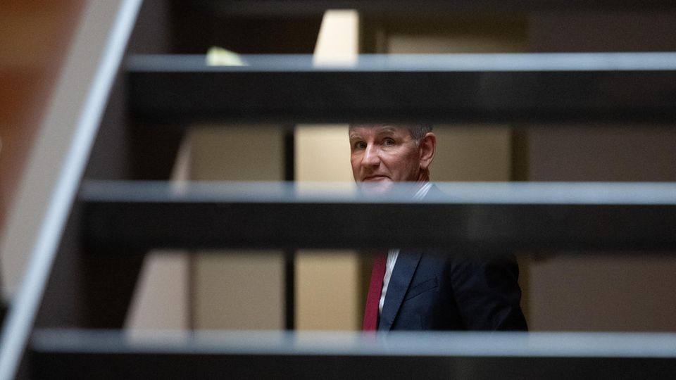 Björn Höcke, Vorsitzender der Thüringer AfD, verlässt den Saal nach Ende des Verhandlungstages