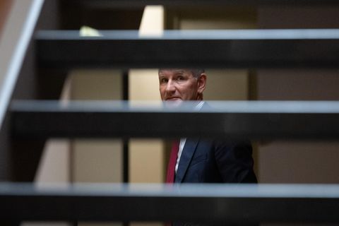 Björn Höcke, Vorsitzender der Thüringer AfD, verlässt den Saal nach Ende des Verhandlungstages