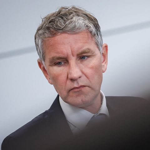 Björn Höcke, Vorsitzender der Thüringer AfD, wartet auf den Beginn seines Prozesses im Landgericht