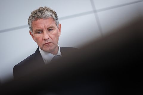 Björn Höcke, Vorsitzender der Thüringer AfD, wartet auf den Beginn seines Prozesses im Landgericht