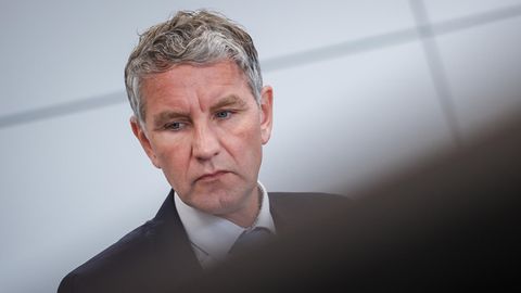 Björn Höcke, Vorsitzender der Thüringer AfD, wartet auf den Beginn seines Prozesses im Landgericht