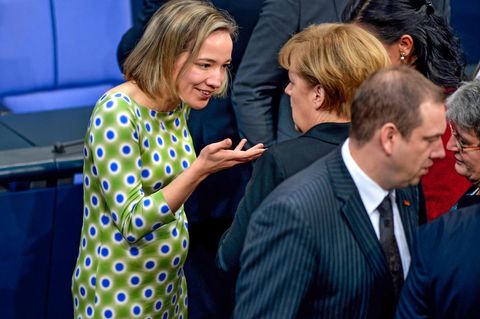 Die schwangere Kristina SchrÃ¶der im GesprÃ¤ch mit Angela Merkel bei der Wiederwahl der Kanzlerin wÃ¤hrend der Bundestagssitzung im Berliner Reichstag / 171213 *** Start of the coalition of CDU/CSU and SPD for a new government in Berlin, Germany - Elect...