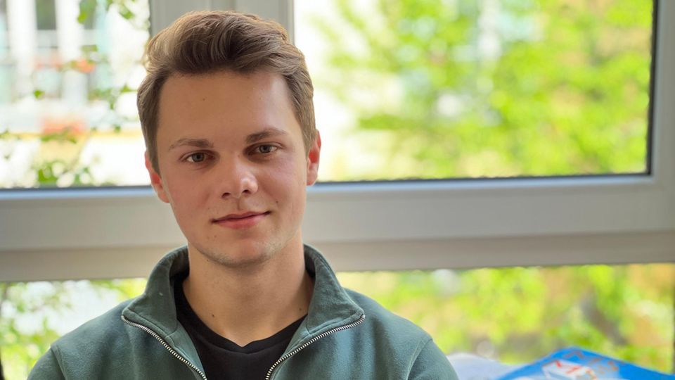 Basti beim Vorbereiten des Medizinertests Junger Mann sitzt am Schreibtisch