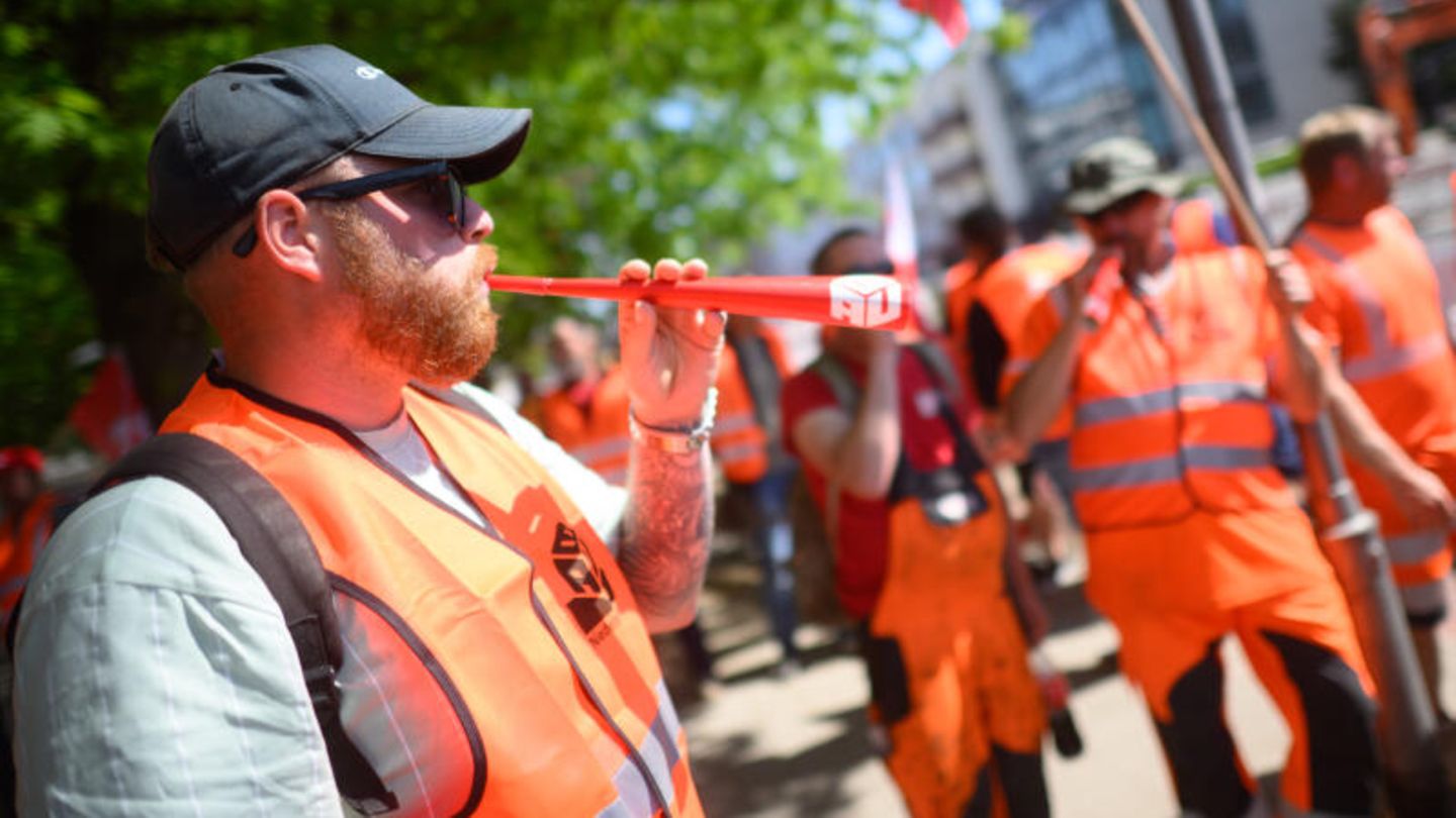 Auf einer Pipeline-Baustelle in der Region Hannover streiken Bauarbeiter.  Zum ersten Mal seit 17 Jahren streiken Bauarbeiter.