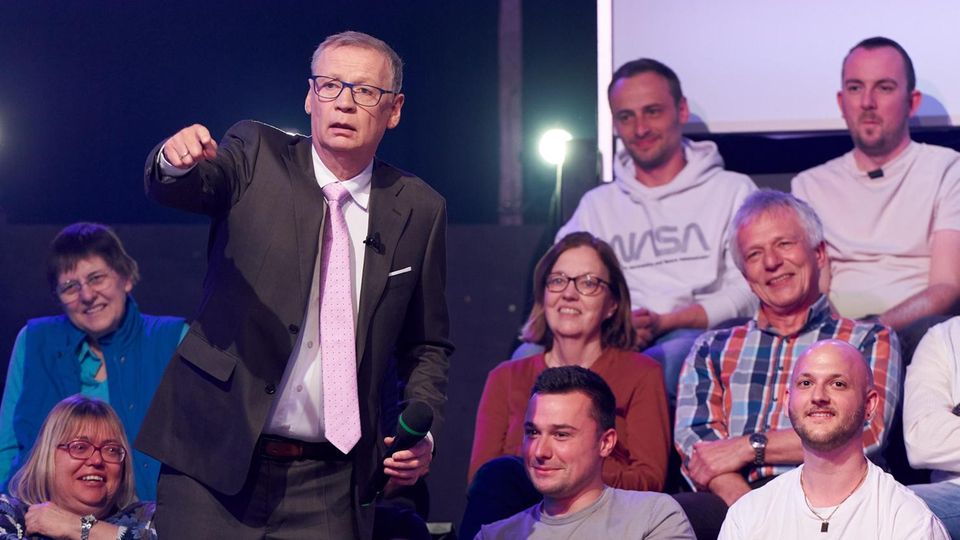 "Wer wird Millionär?": Günther Jauch sucht im Publikum den Gast, der falsch geantwortet hat
