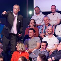 "Wer wird Millionär?": Günther Jauch sucht im Publikum den Gast, der falsch geantwortet hat