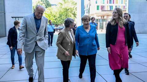 Angela Merkel (2.v.r.) wird von Jürgen Trittin (l, Bündnis 90/Die Grünen) bei dessen Abschiedsfeier empfangen