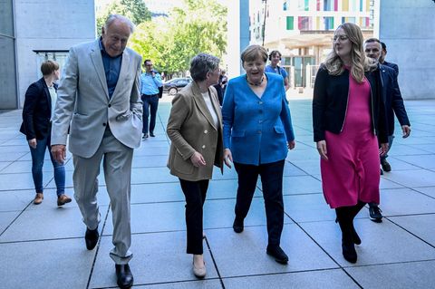 Angela Merkel (2.v.r.) wird von Jürgen Trittin (l, Bündnis 90/Die Grünen) bei dessen Abschiedsfeier empfangen