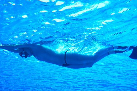 Apnoetaucherin Jennifer Wendland schwimmt mit Flossen im Meer (Archiv)