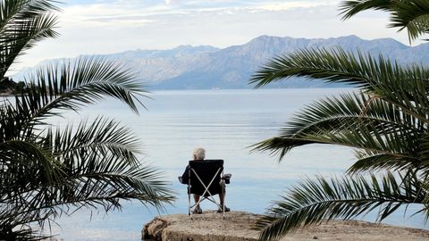 Rente: Ein Rentner am Palmenstrand in Kroatien