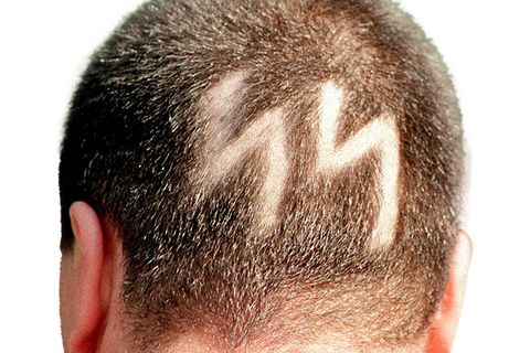 Ein Neo-Nazi hat verbotene SS-Siegrunen auf den Hinterkopf rasiert