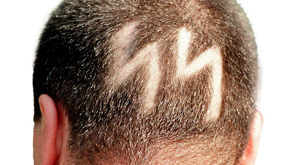 Ein Neo-Nazi hat verbotene SS-Siegrunen auf den Hinterkopf rasiert