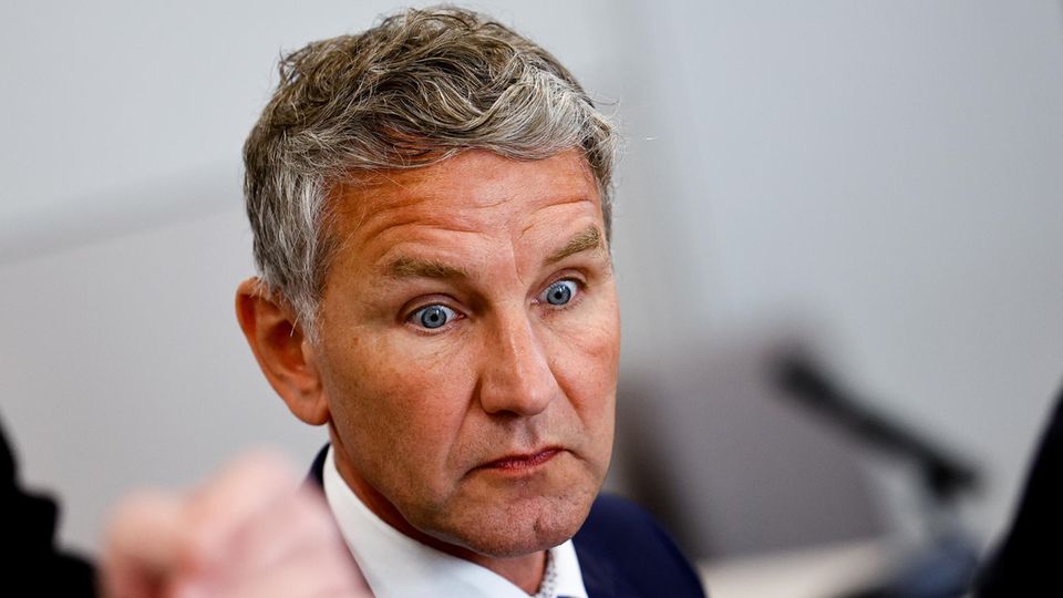 Björn Höcke guckt erstaunt in die Kamera