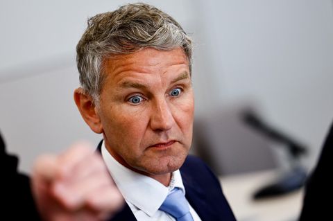 Björn Höcke guckt erstaunt in die Kamera