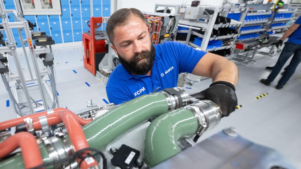 Facharbeiter montiert Brennzelle bei Bosch in Stuttgart