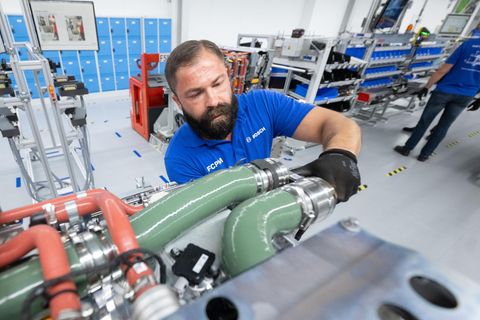 Facharbeiter montiert Brennzelle bei Bosch in Stuttgart