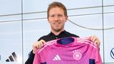 Bundestrainer Julian Nagelsmann hält das Trikot der Deutschen Nationalelf zur EM hoch