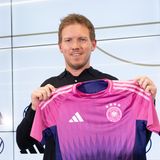 Bundestrainer Julian Nagelsmann hält das Trikot der Deutschen Nationalelf zur EM hoch
