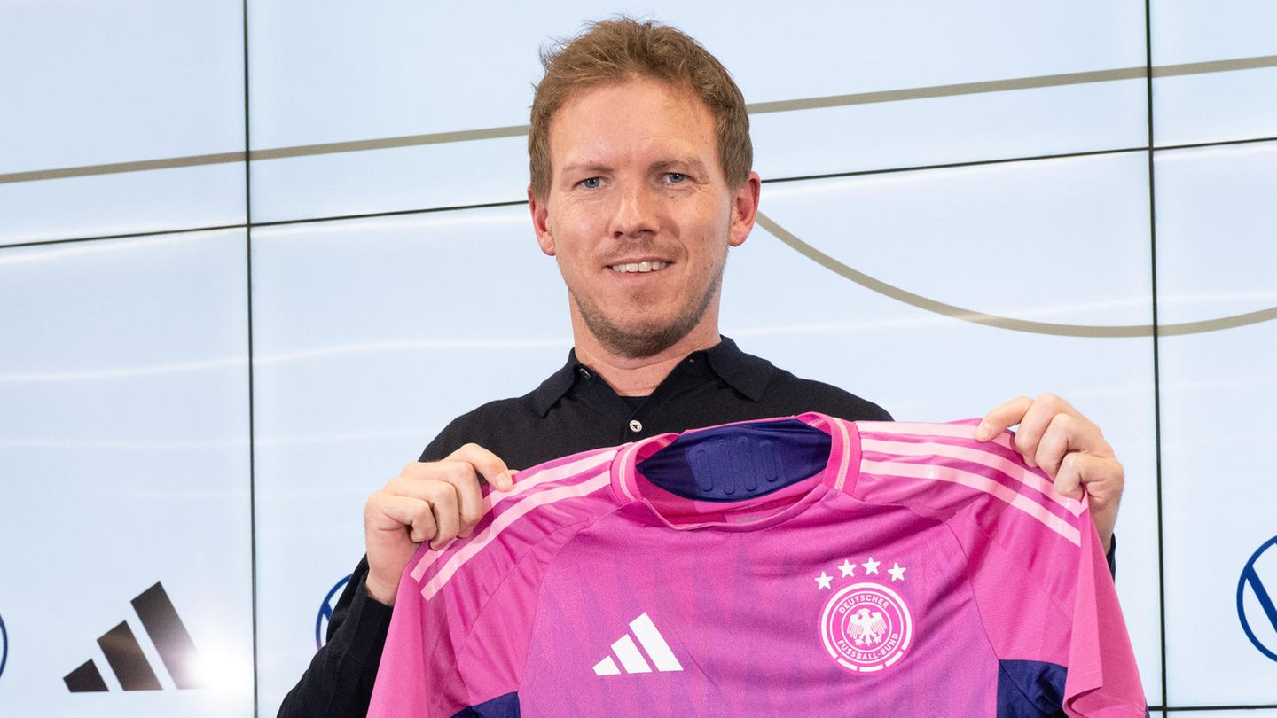 Platz 7: Adidas Bundestrainer Julian Nagelsmann hält das Trikot der Deutschen Nationalelf zur EM hoch