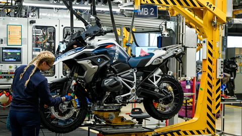 BMW-Auszubildende montiert Motorrad bei BMW in Berlin-Spandau.