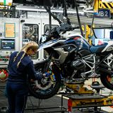 BMW-Auszubildende montiert Motorrad bei BMW in Berlin-Spandau.