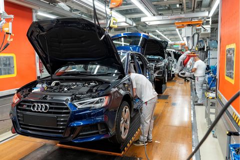 Einbau der Innenausstattung in den Audi A3 in Ingolstadt