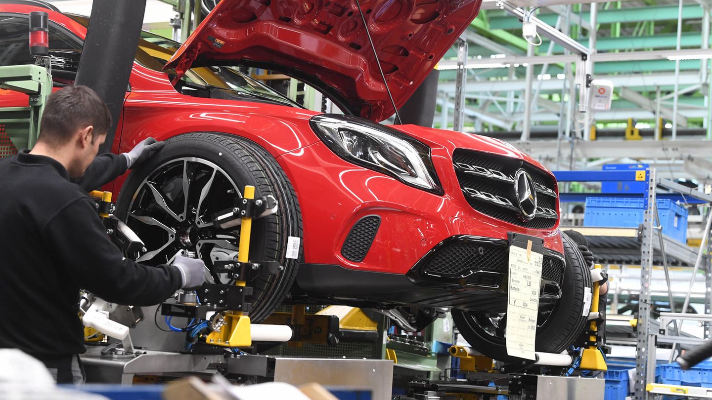 Automontage bei Mercedes-Benz in Rastatt