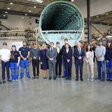 Auszubildende posieren zusammen mit Scholz und Macron im Airbus-Werk in Hamburg-Finkenwerder