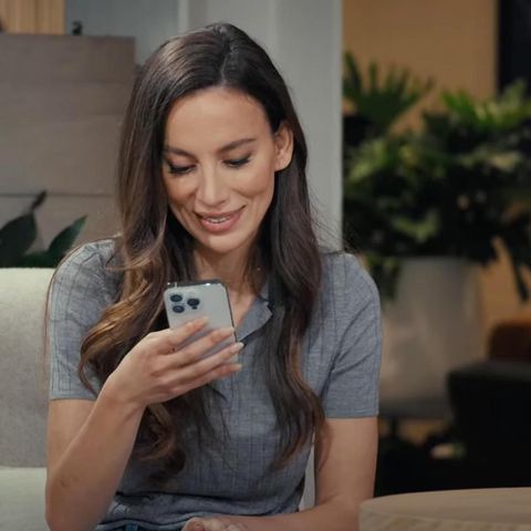 OpenAIs Technik-Chefin Mira Murati  hält ein iPhone und testet ChatGPT