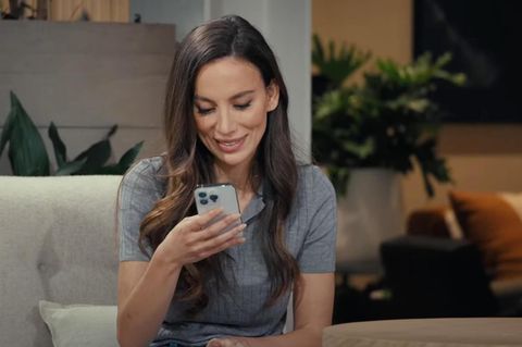 OpenAIs Technik-Chefin Mira Murati  hält ein iPhone und testet ChatGPT