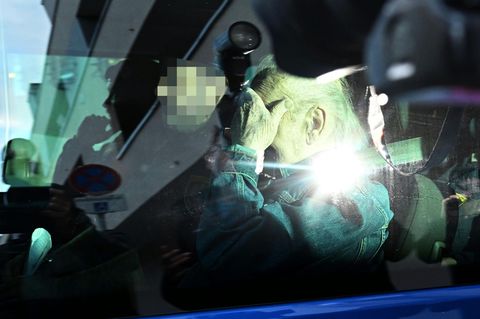 Josef Fritzl wird in einem Auto zu einer Anhörung gebracht