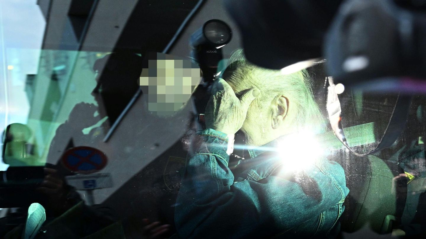 Josef Fritzl wird in einem Auto zu einer Anhörung gebracht