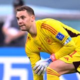 Musste vor Anpfiff sein Undershirt wegen unzulässiger Farbwahl wechseln, was wahrscheinlich die anstrengendste Bewegung für den Keeper an diesem Abend war. Während des Auftaktspiels dachte Neuer wahrscheinlich an die Zeit unter Pep Guardiola bei den Bayern zurück, als er ähnlich wenig zu tun hatte. Beim Gegentor flog er vergebens durch die Gegend, musste aber dennoch nicht duschen. 