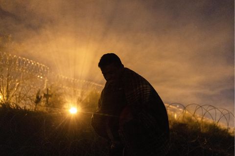 Migrant am Grenzzaun zur USA