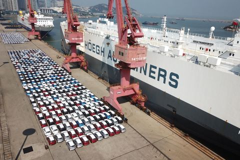 Autos werden in China für den Export auf ein Schiff geladen