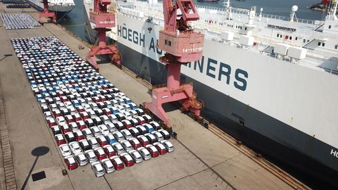 Autos werden in China für den Export auf ein Schiff geladen