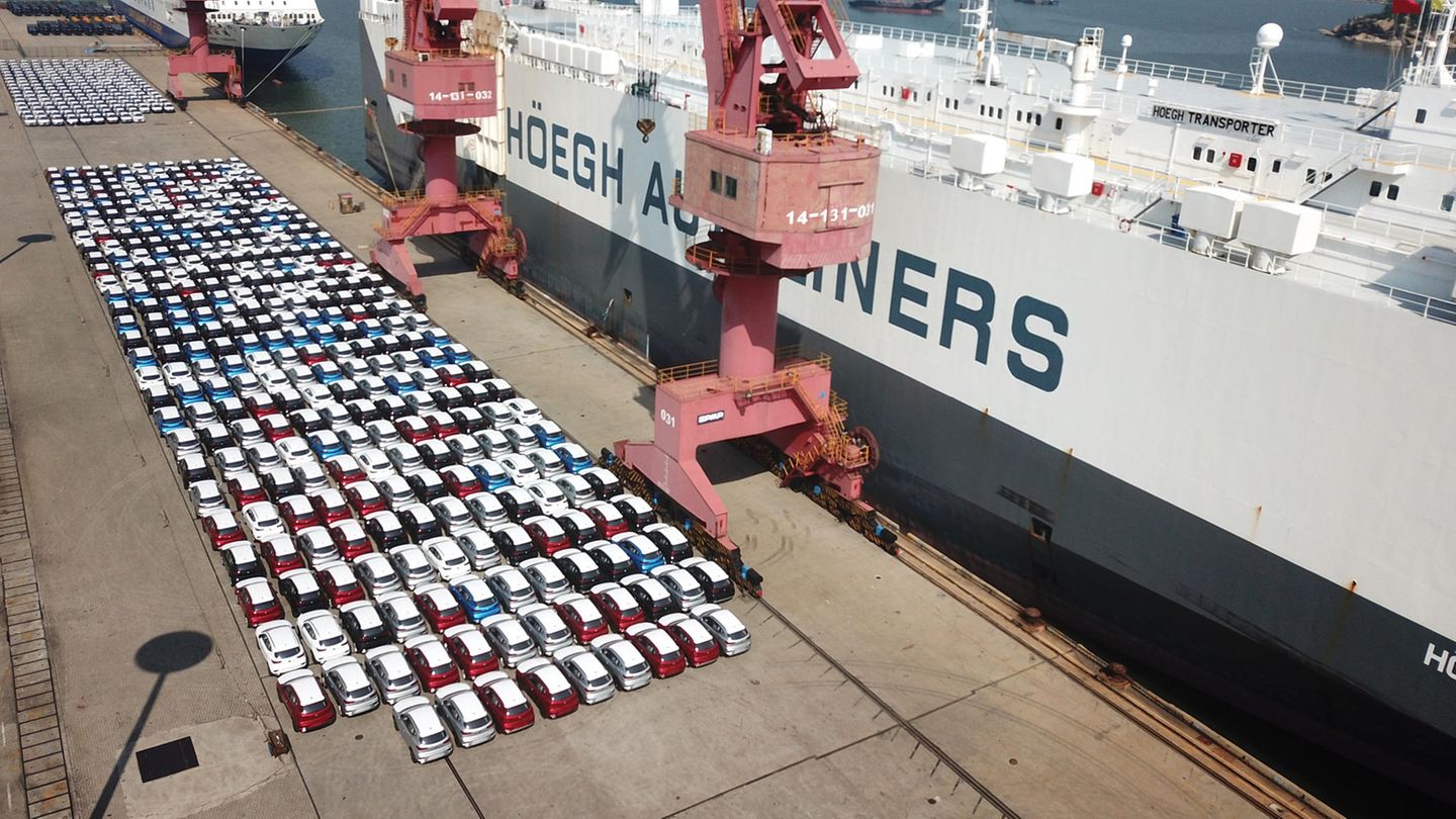 In China werden Autos für den Export auf ein Schiff verladen