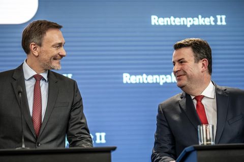 Finanzminister Lindner und Arbeitsminister Heil lächeln sich bei der Vorstellung des Rentenpakets II an