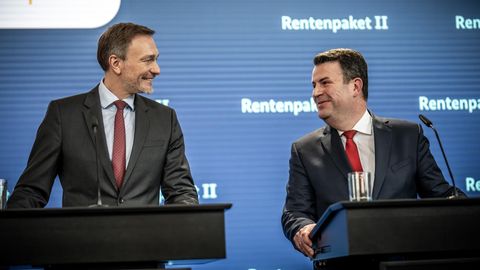 Finanzminister Lindner und Arbeitsminister Heil lächeln sich bei der Vorstellung des Rentenpakets II an