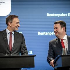 Finanzminister Lindner und Arbeitsminister Heil lächeln sich bei der Vorstellung des Rentenpakets II an