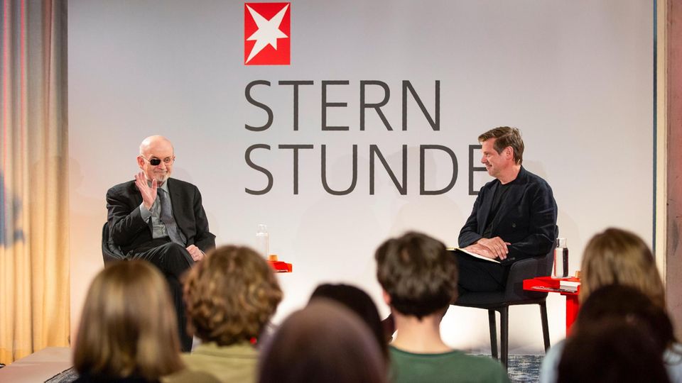 Writer Salman Rushdie and editor-in-chief Gregor Peter Schmitz during the stern hour Writer Salman Rushdie and editor-in-chief Gregor Peter Schmitz during the stern hour