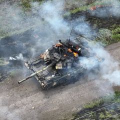 Ein brennender Panzer nahe Charkiw