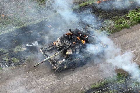 Ein brennender Panzer nahe Charkiw